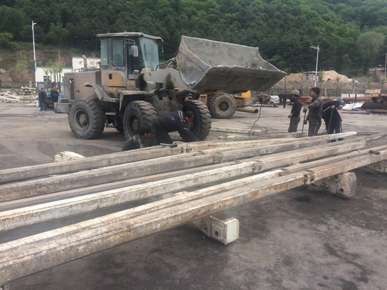 礦建三公司雙龍項目部108運(yùn)輸順槽掘進(jìn)臨時支護(hù)裝置調(diào)試工作順利完成