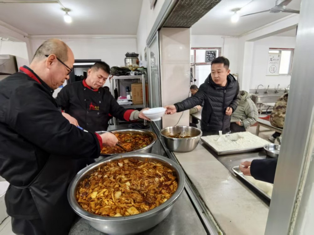 陜煤建設煤礦運營服務分公司：一線寒冬，后勤送暖